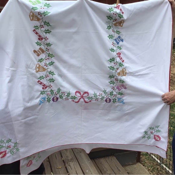 LARGE VINTAGE TABLECLOTH - Picture 9 of 10